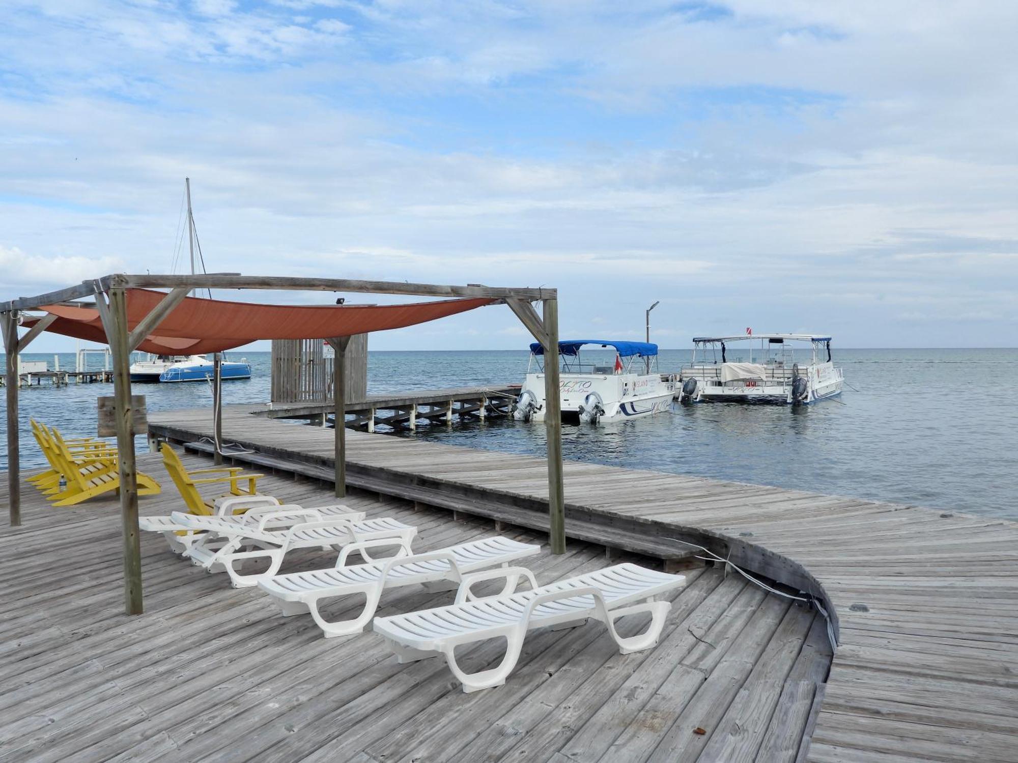 Sandbar Beachfront Hostel & Restaurant San Pedro  Exteriör bild