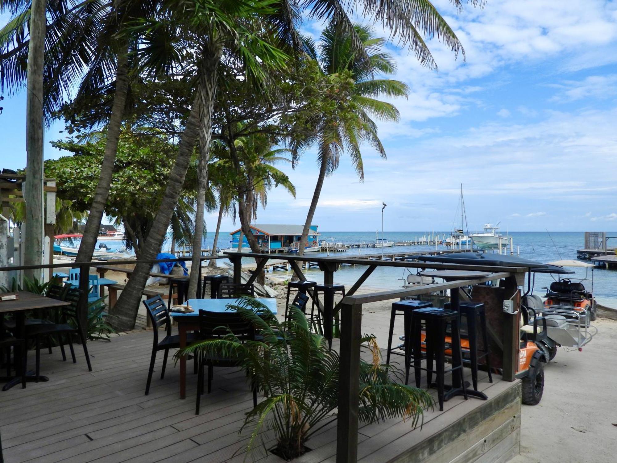 Sandbar Beachfront Hostel & Restaurant San Pedro  Exteriör bild